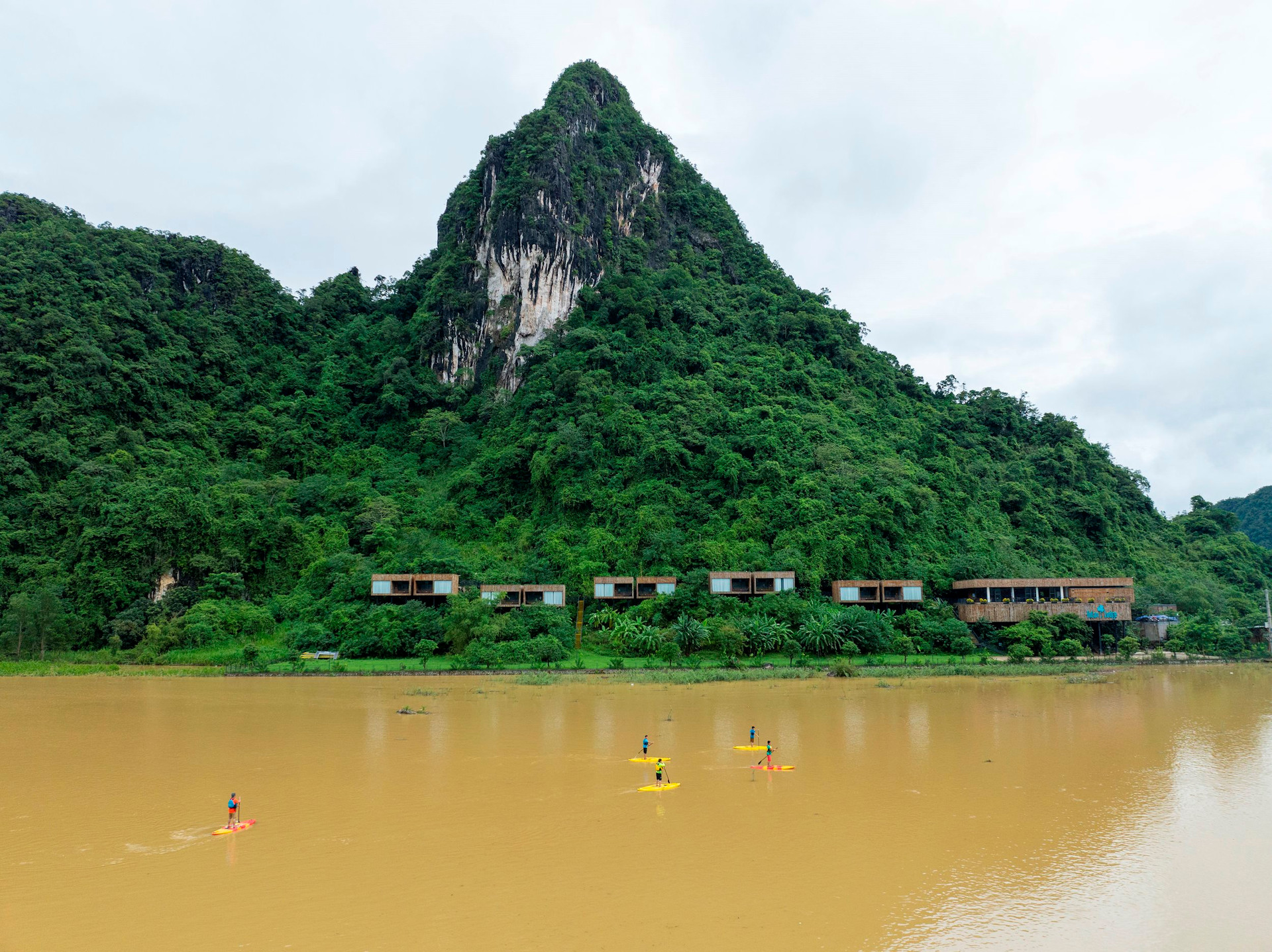 Canh-Dong-Co-Truoc-Tu-Lan-Lodge-Ngap-Nuoc-Tro-Thanh-Noi-Trai-Nghiem-Cheo-Sup-Ngam-Lut-Thu-Vi-Cho-Du-Khach-.Jpg.jpg