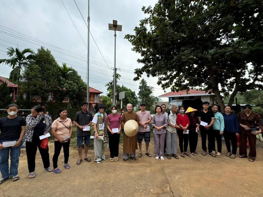 1728923239 42 Quang Binh Chua Phap Tang Den Tham Hoi Va Ho