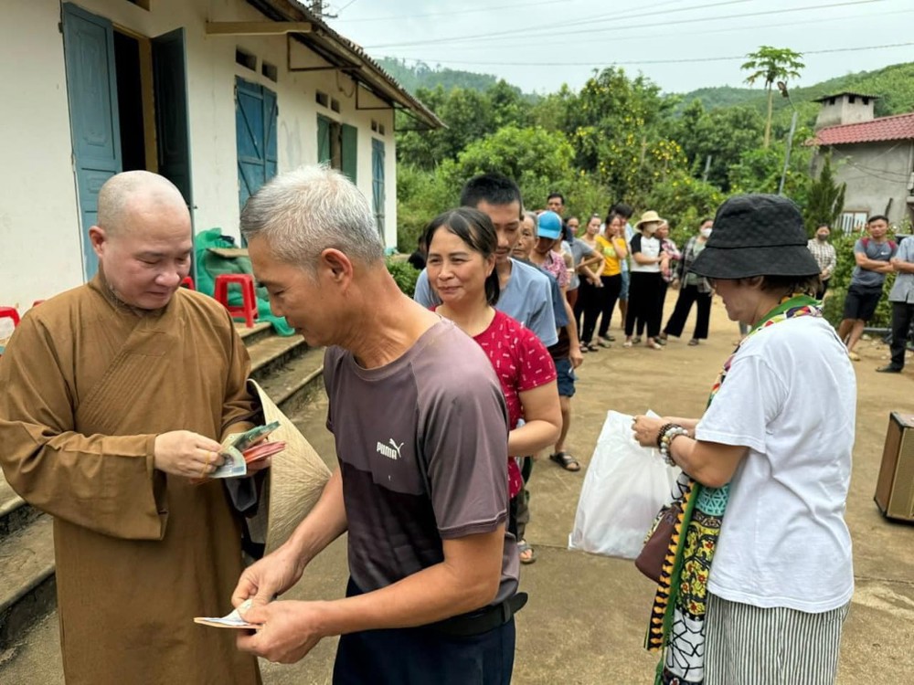 1728923240 188 Quang Binh Chua Phap Tang Den Tham Hoi Va Ho