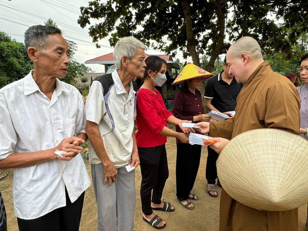 1728923240 1 Quang Binh Chua Phap Tang Den Tham Hoi Va Ho