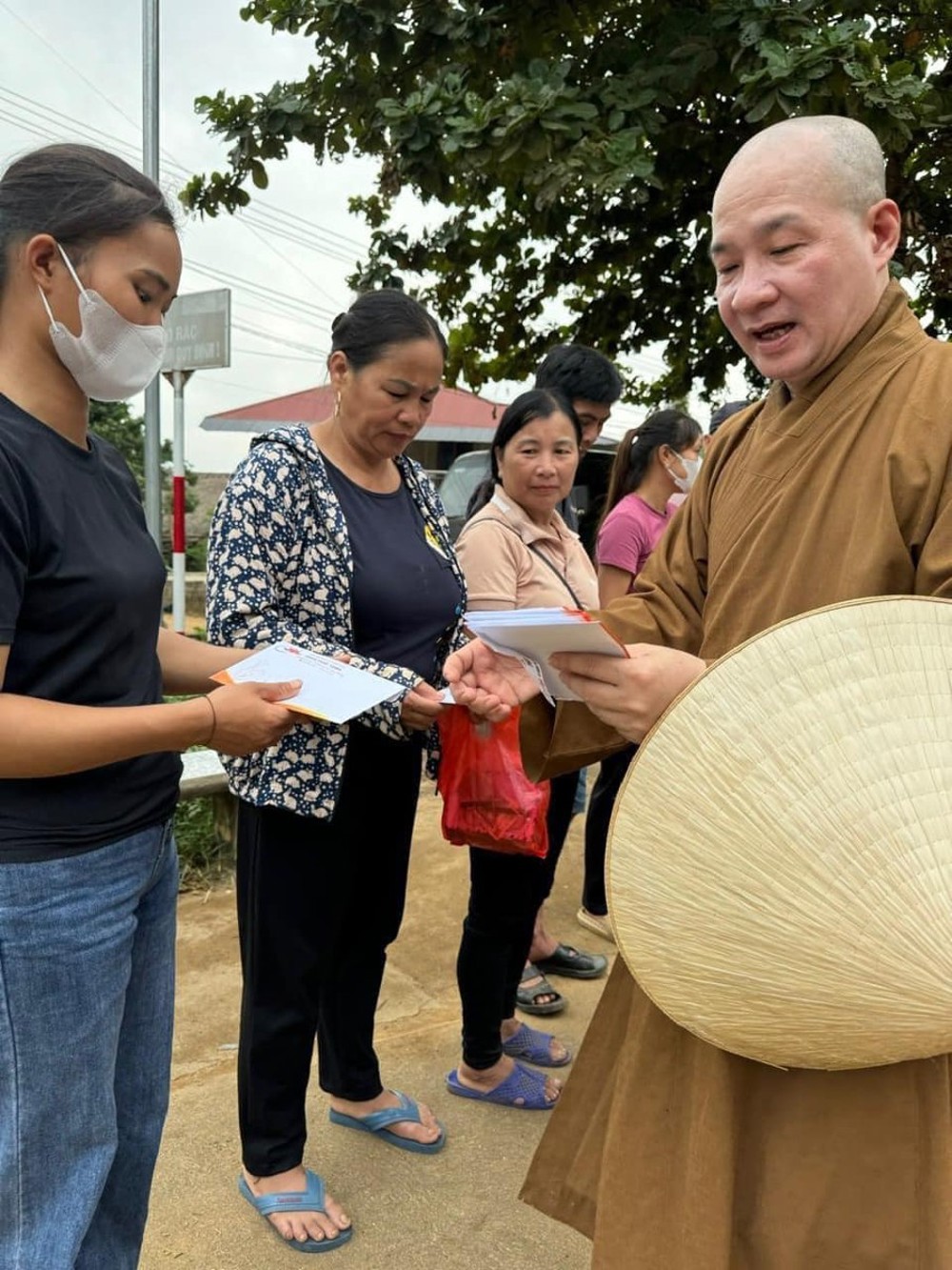 1728923240 427 Quang Binh Chua Phap Tang Den Tham Hoi Va Ho