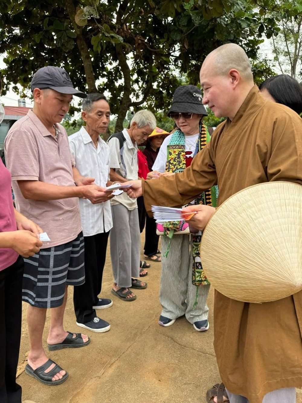 1728923240 985 Quang Binh Chua Phap Tang Den Tham Hoi Va Ho