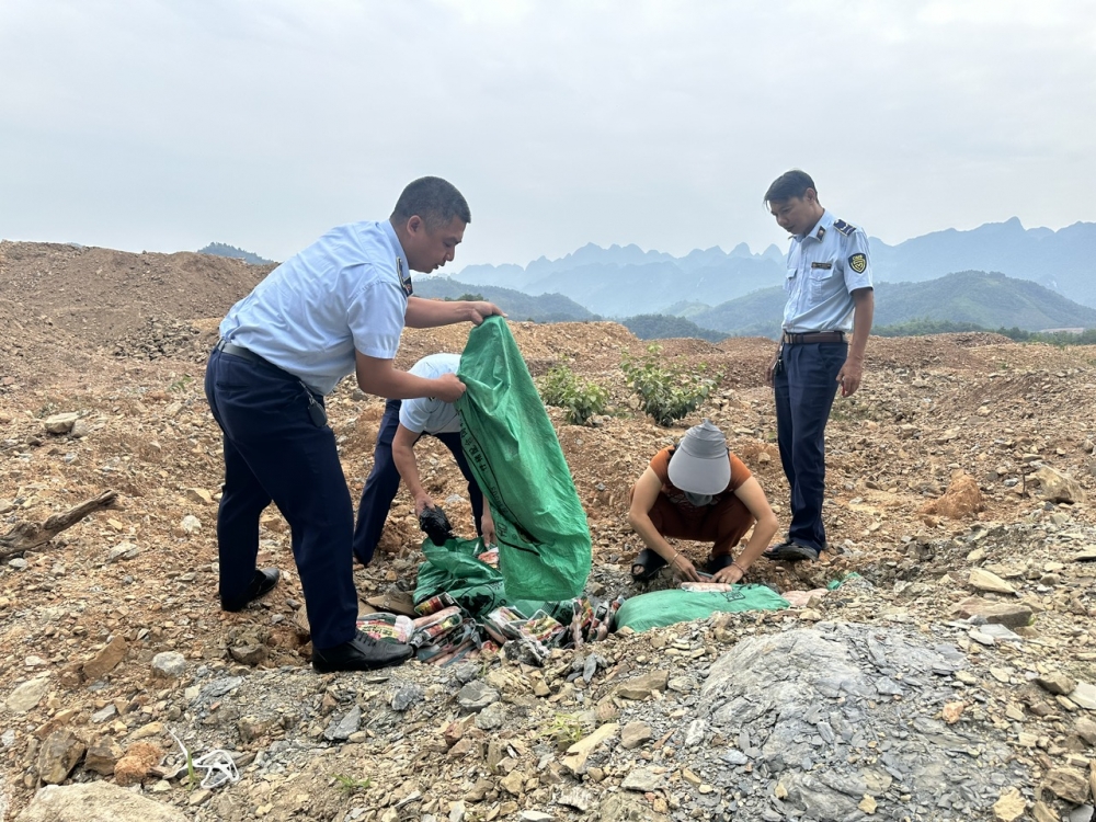 Cao Bằng: Kiểm Tra, Thu Giữ Gần 100 Kg Xúc Xích Nhập Lậu Đang Chuẩn Bị Trên Đường Đi Tiêu Thụ