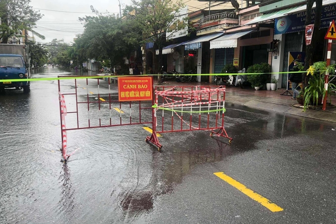 Đường Huỳnh Thúc Kháng Ngập Gần Nửa Mét, Được Rào Chắn Cấm Phương Tiện Qua Lại. Ảnh: Đắc Thành