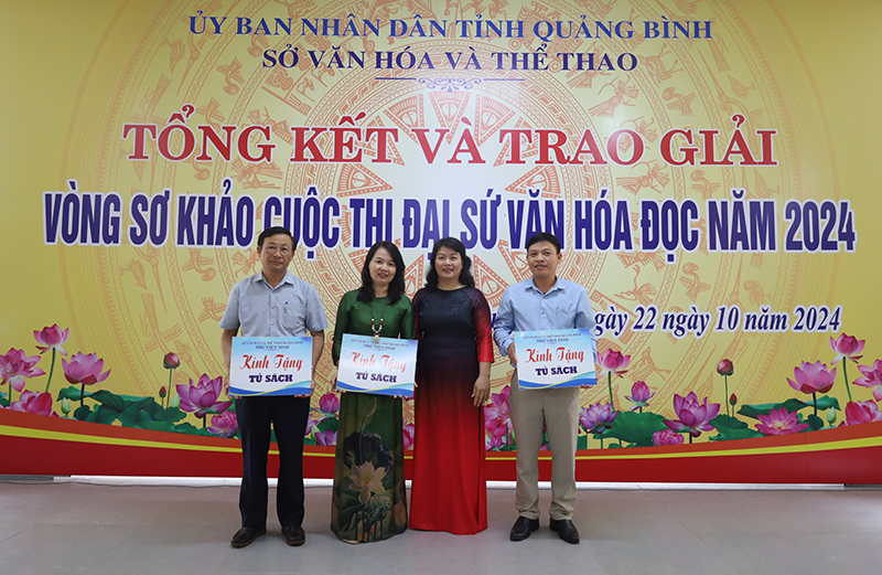 Thư Viện Tỉnh Trao Tặng Tủ Sách Cho Trường Tiểu Học Hải Đình, Trường Thcs Đồng Hải (Tp. Đồng Hới) Và Ubnd Xã Hàm Ninh (Quảng Ninh).