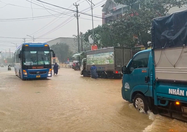 Ảnh Hưởng Của Bão Trà Mi Tại Quảng Bình: Một Người Mất Tích Khi Làm Nhiệm Vụ Cứu Hộ Cứu Nạn - Ảnh 3.