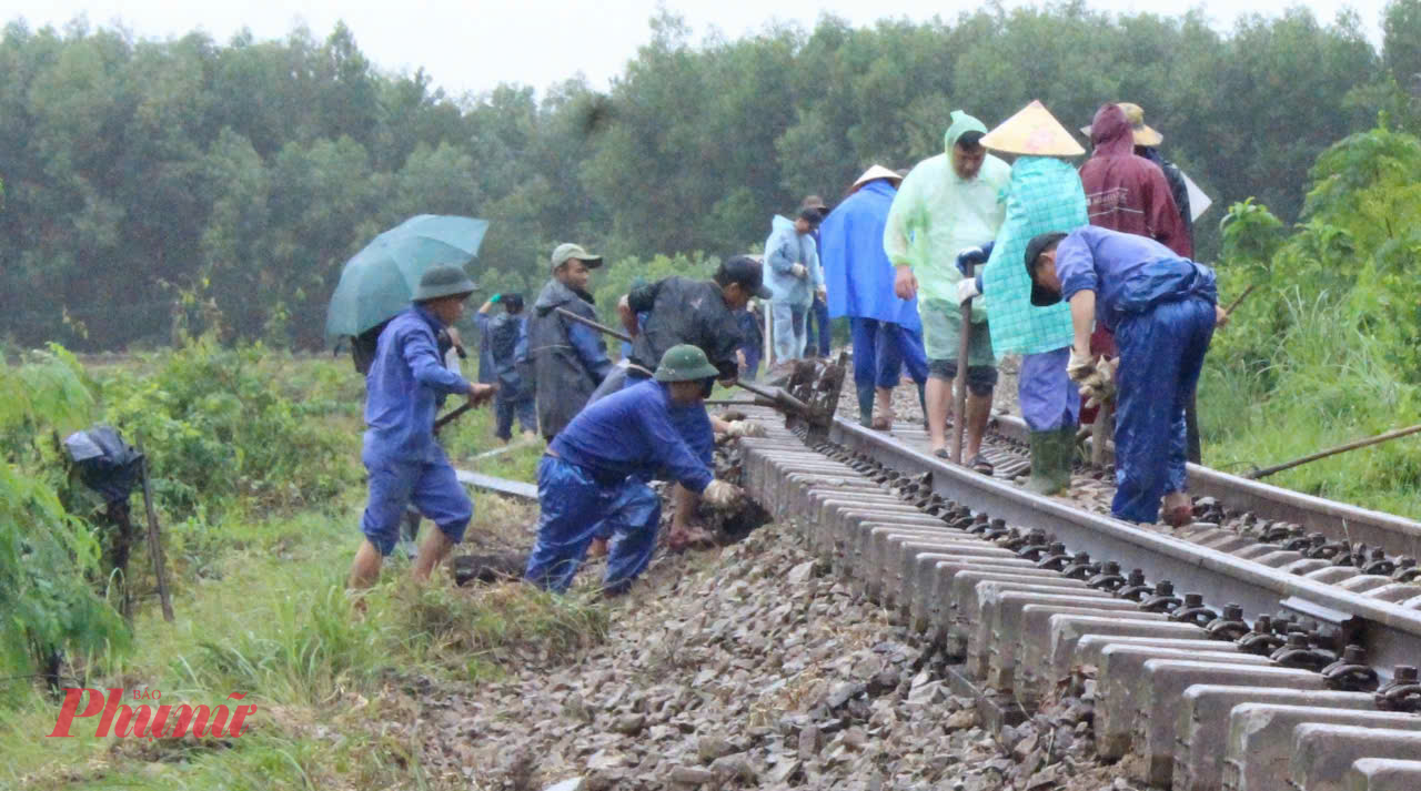 Khu Gian Đường Sắt Sa Lung (Quảng Trị) - Đồng Hới (Quảng Bình) Bị Hư Hại Nghiêm Trọng.