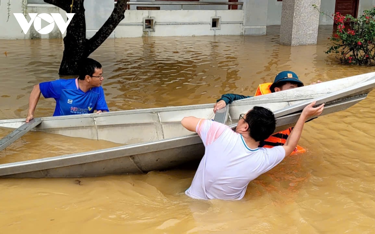 Quang Binh 28.000 Ho Dan Bi Ngap Lut, Tiep Tuc Di Doi Dan Trong Dem Hinh Anh 2