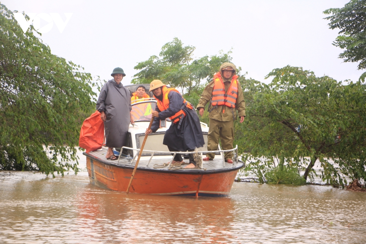 Quang Binh 28.000 Ho Dan Bi Ngap Lut, Tiep Tuc Di Doi Dan Trong Dem Hinh Anh 5