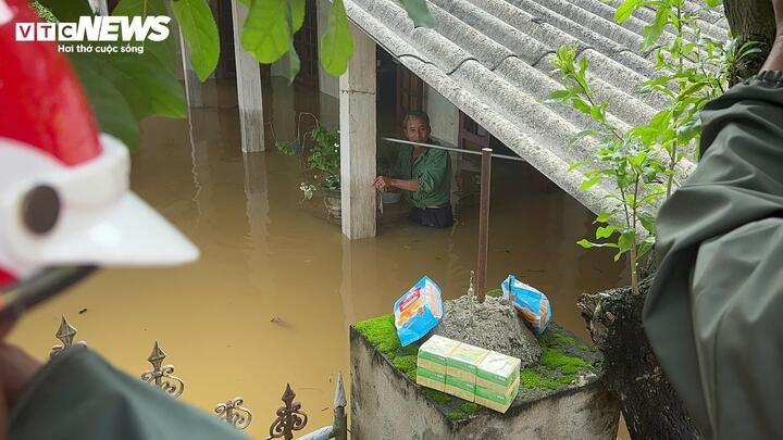 Nhiều Người Dân Ở Thị Trấn Kiến Giang Cho Biết, Từ Ngày Lụt Đến Giờ Họ Chưa Được Ăn Cơm. (Ảnh: Nguyễn Vương)