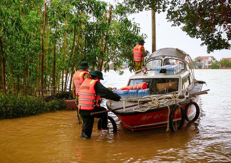 C&Amp;Aacute;C Lực Lượng Chức Năng Đang Tập Trung Ứng Cứu, Hỗ Trợ Người D&Amp;Acirc;N V&Amp;Ugrave;Ng Ngập S&Amp;Acirc;U, C&Amp;Ocirc; Lập.