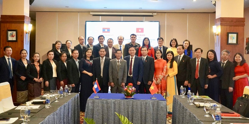 Delegates From The Department Of Labor, Invalids And Social Affairs Of Quang Binh And The Department Of Labor, Invalids And Social Affairs Of Kham Muon Took A Souvenir Photo.