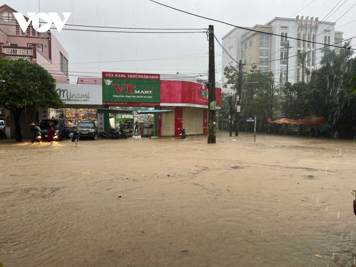 Quang Binh Kip Thoi Cuu 2 Nguoi Bi Nuoc Lu Cuon Troi Hinh Anh 1