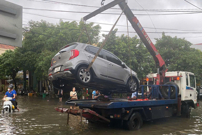 Ôtô Bị Ngập Được Xe Cứu Hộ Trên Đường Hai Bà Trưng. Ảnh: Nguyễn Chiến