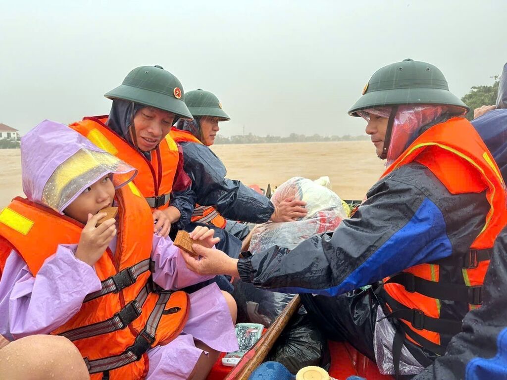 Tap Trung Ung Cuu Nguoi Dan Vung Bi Ngap Lut