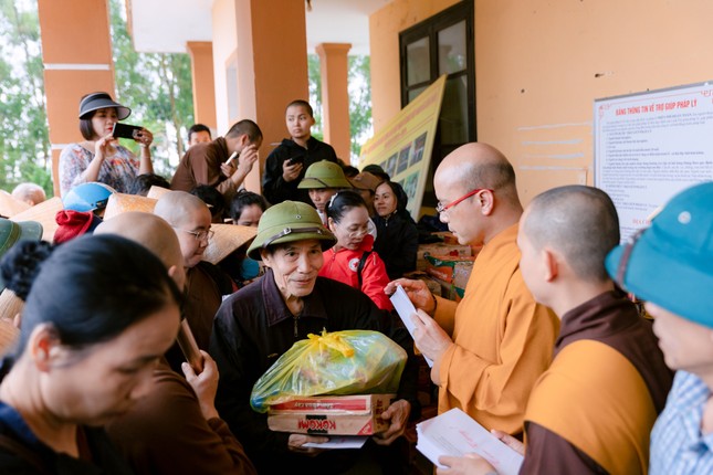 Thượng Tọa Thích Minh Huy, Trưởng Ban Trị Sự Phật Giáo Tỉnh Yên Bái Tặng Quà Đến Người Dân