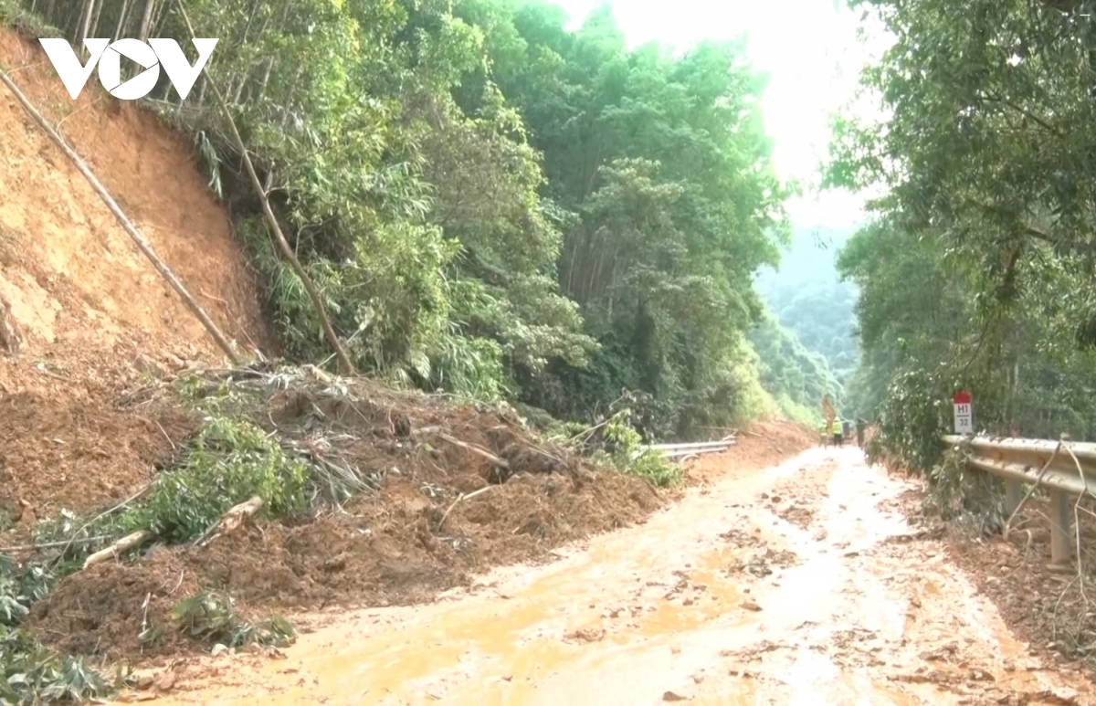 Quang Binh Khac Phuc Sat Lo Sau Lu, Som Thong Tuyen Quoc Lo Hinh Anh 1