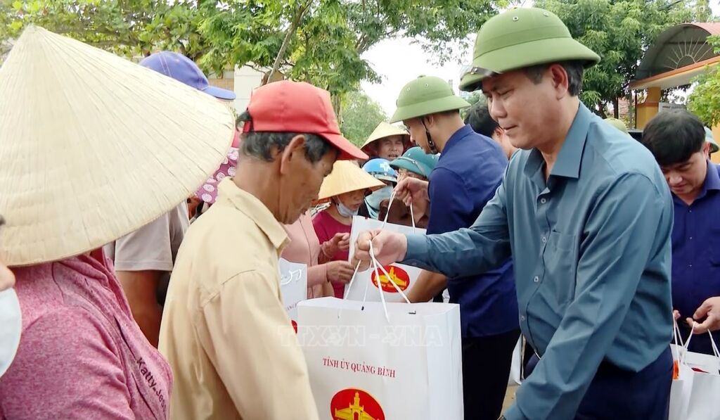 Sat Canh Cung Nguoi Dan Noi Ron Lu Quang Binh